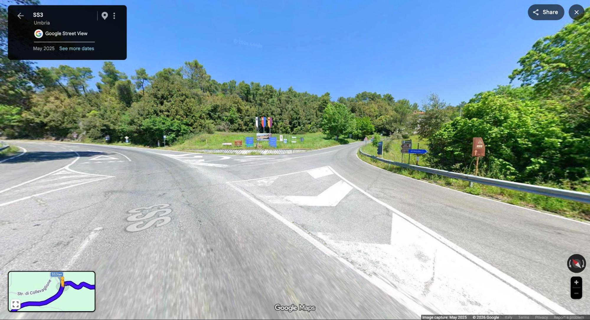 L'incrocio sulla Flaminia SS3 con le bandiere e l'aiuola al centro: si svolta a destra verso Narni.