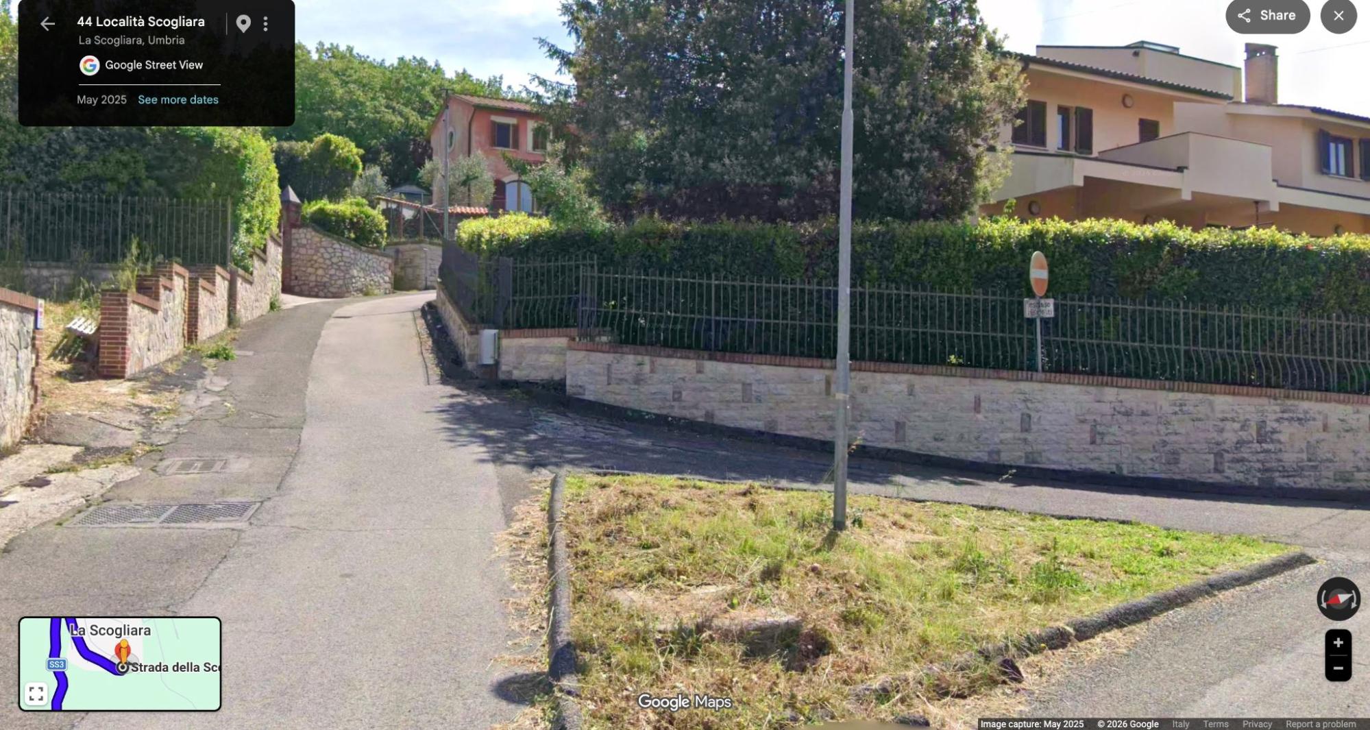 Il bivio finale sulla Strada della Scogliara, tra le case: si tiene la destra fino in fondo.